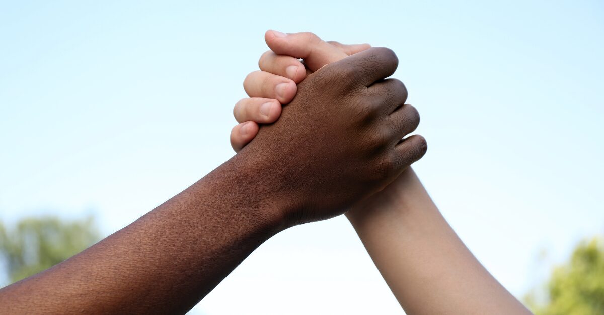 Kädet puristavat toisiaan