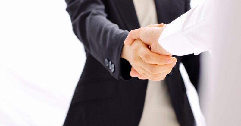 Kaksi ihmistä kättelee