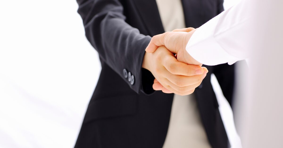 Kaksi ihmistä kättelee