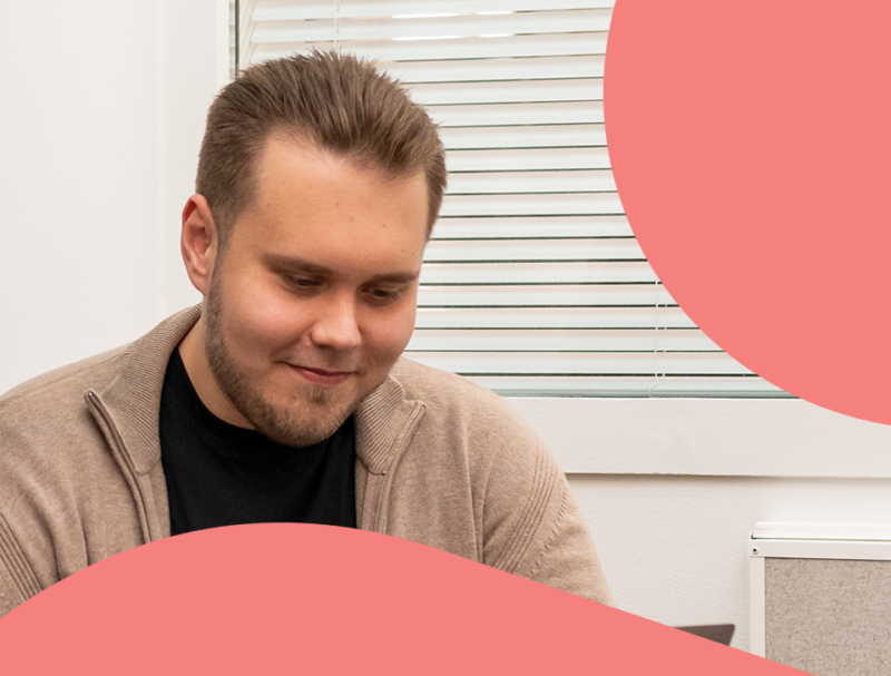 Lyhythiuksinen henkilö katsoo alaspäin