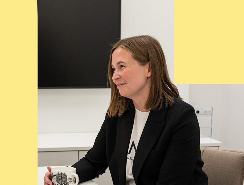 Henkilö katsoo hymyillen eteenpäin vasemman suuntaisesti