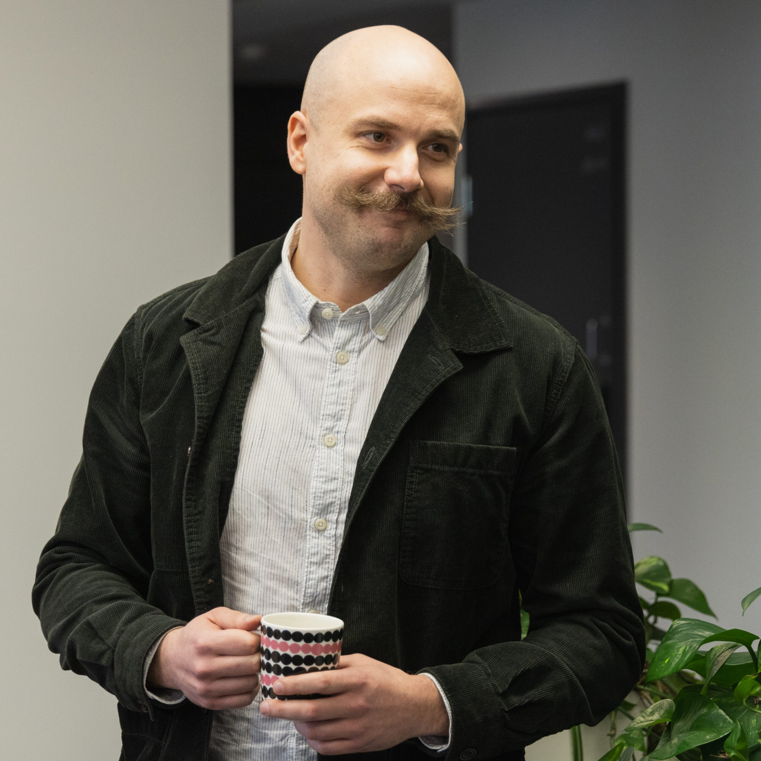 Henkilö katsoo vastaan tulevaa henkilöä