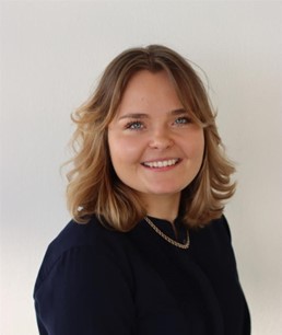 Kasvokuva Ellasta. Päällä musta pitkähihainen paita.