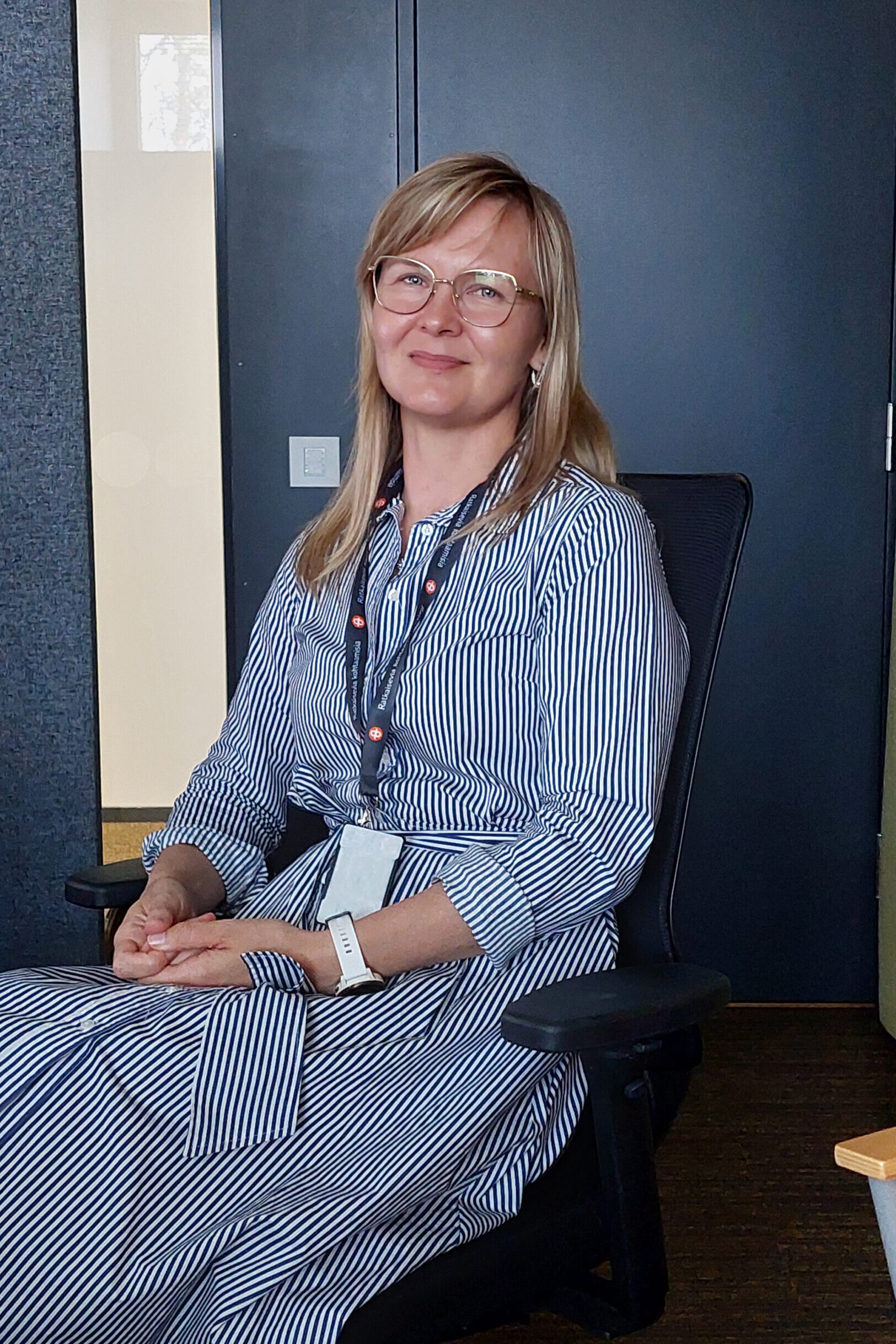 Kuva Kaisasta istumassa sininen mekko päällään