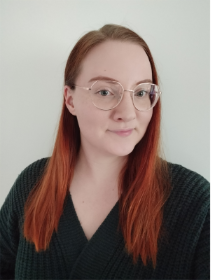 Elina hymyillen tauottamassa työpäivää.