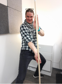 Kristian tekemässä taukoliikuntaa vahtimestarin kopissaan Joensuussa.