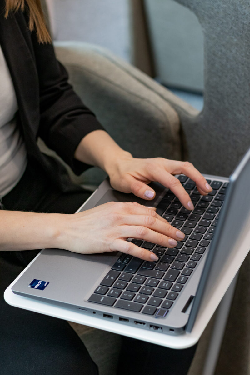 Naisen kädet tietokoneella kuvituskuvaksi teknostressi